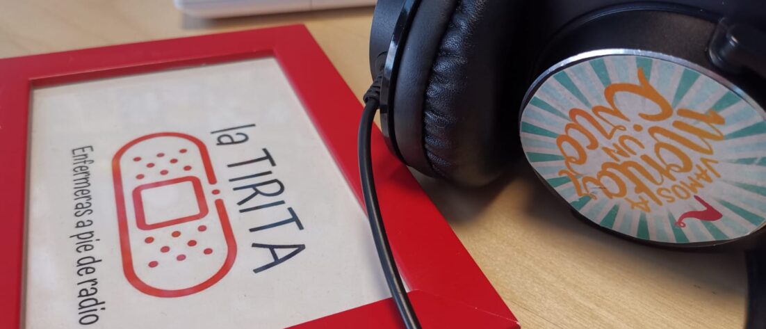 Foto auriculares y cuadro de la tirita